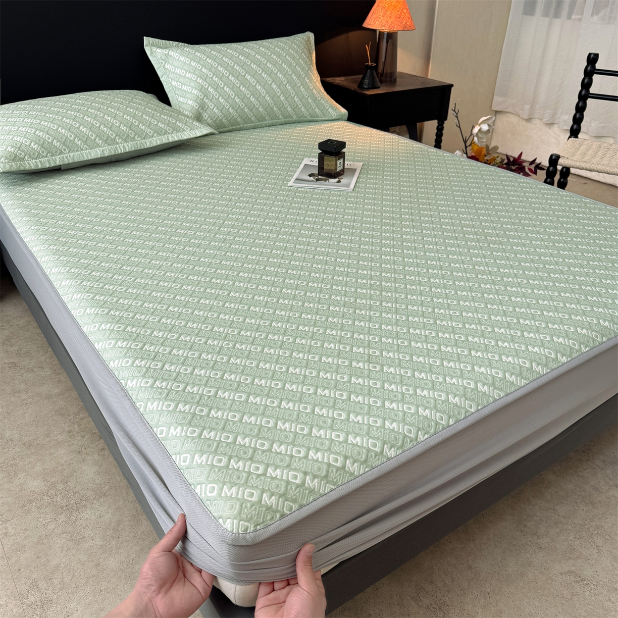 91家纺网 家纺一手货源 找家纺 源舍家纺 2026新款A类高端pe双面乙纶冰豆豆凉席空调软席摩登MIO系列（提供买家秀） 摩登MIO-绿 床笠款