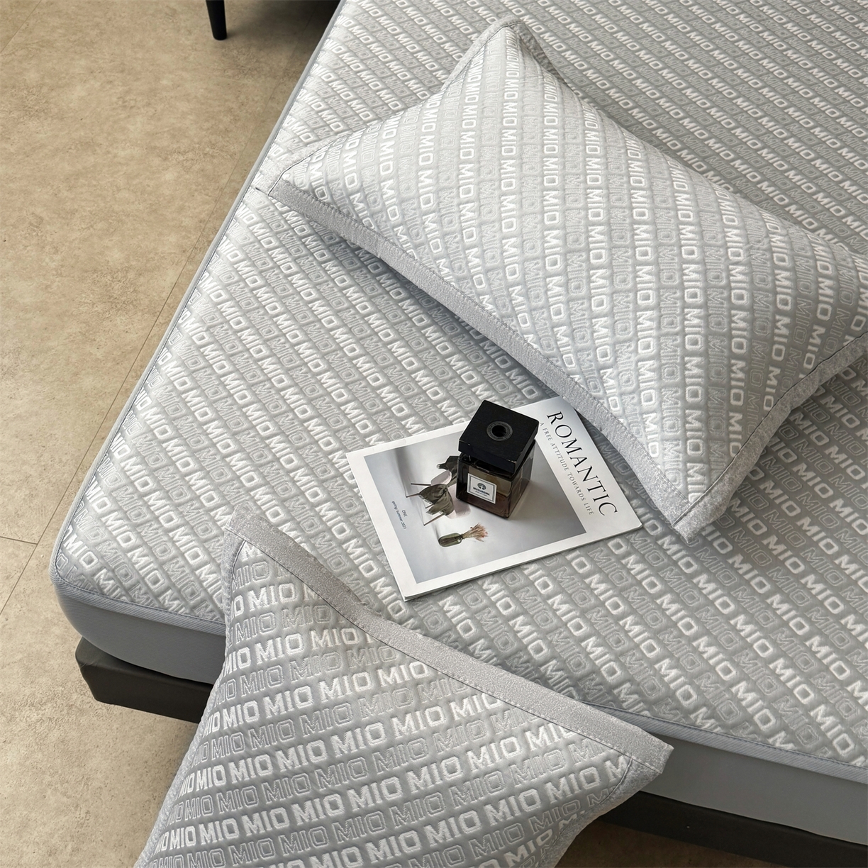 91家纺网 家纺一手货源 找家纺 源舍家纺 2026新款A类高端pe双面乙纶冰豆豆凉席空调软席摩登MIO系列（提供买家秀） 摩登MIO-灰 床笠款