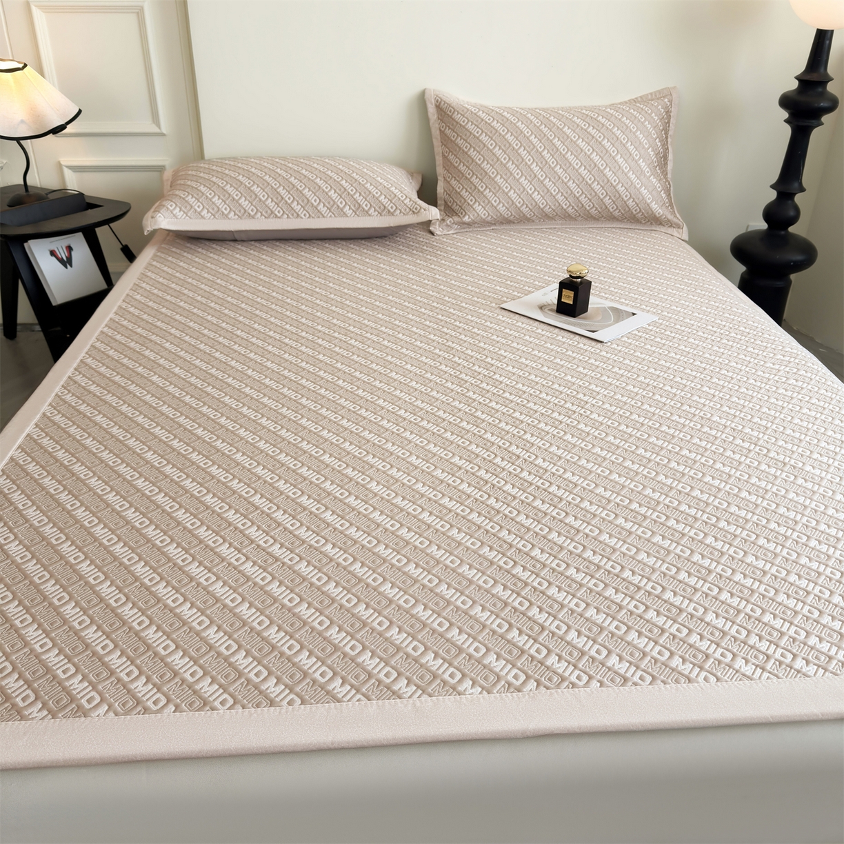 91家纺网 家纺一手货源 找家纺 源舍家纺 2026新款A类高端pe双面乙纶冰豆豆凉席空调软席摩登MIO系列（提供买家秀） 摩登MIO-卡其 床席款