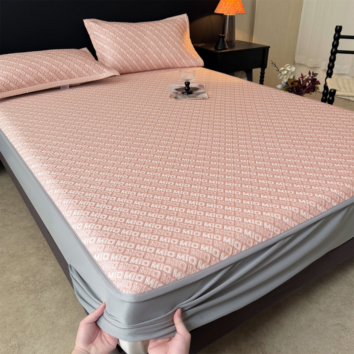 91家纺网 家纺一手货源 找家纺 源舍家纺 2026新款A类高端pe双面乙纶冰豆豆凉席空调软席摩登MIO系列（提供买家秀） 摩登MIO-粉 床笠款