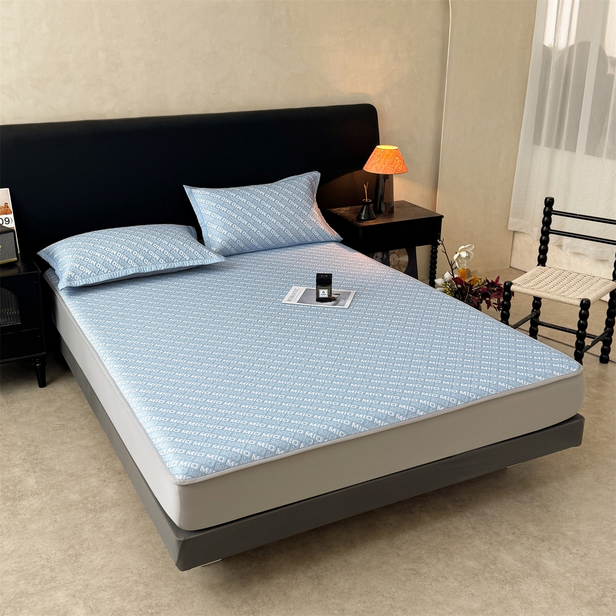 91家纺网 家纺一手货源 找家纺 源舍家纺 2026新款A类高端pe双面乙纶冰豆豆凉席空调软席摩登MIO系列（提供买家秀） 摩登MIO-蓝 床笠款