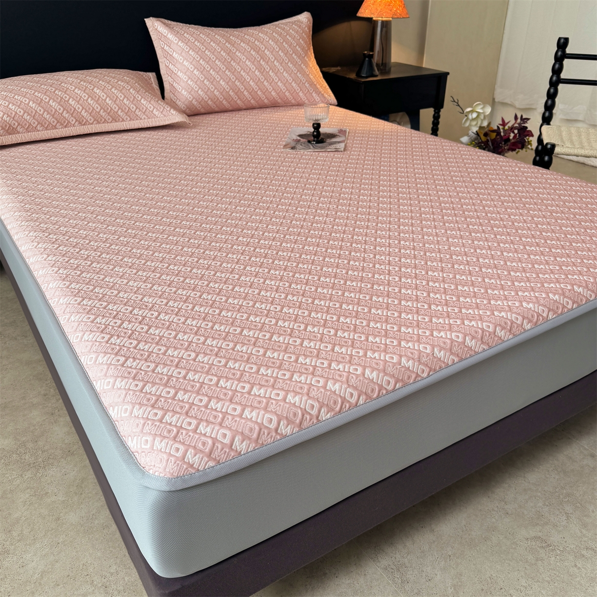91家纺网 家纺一手货源 找家纺 源舍家纺 2026新款A类高端pe双面乙纶冰豆豆凉席空调软席摩登MIO系列（提供买家秀） 摩登MIO-粉 床笠款