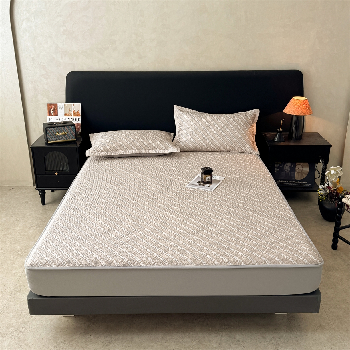 91家纺网 家纺一手货源 找家纺 源舍家纺 2026新款A类高端pe双面乙纶冰豆豆凉席空调软席摩登MIO系列（提供买家秀） 摩登MIO-卡其 床笠款