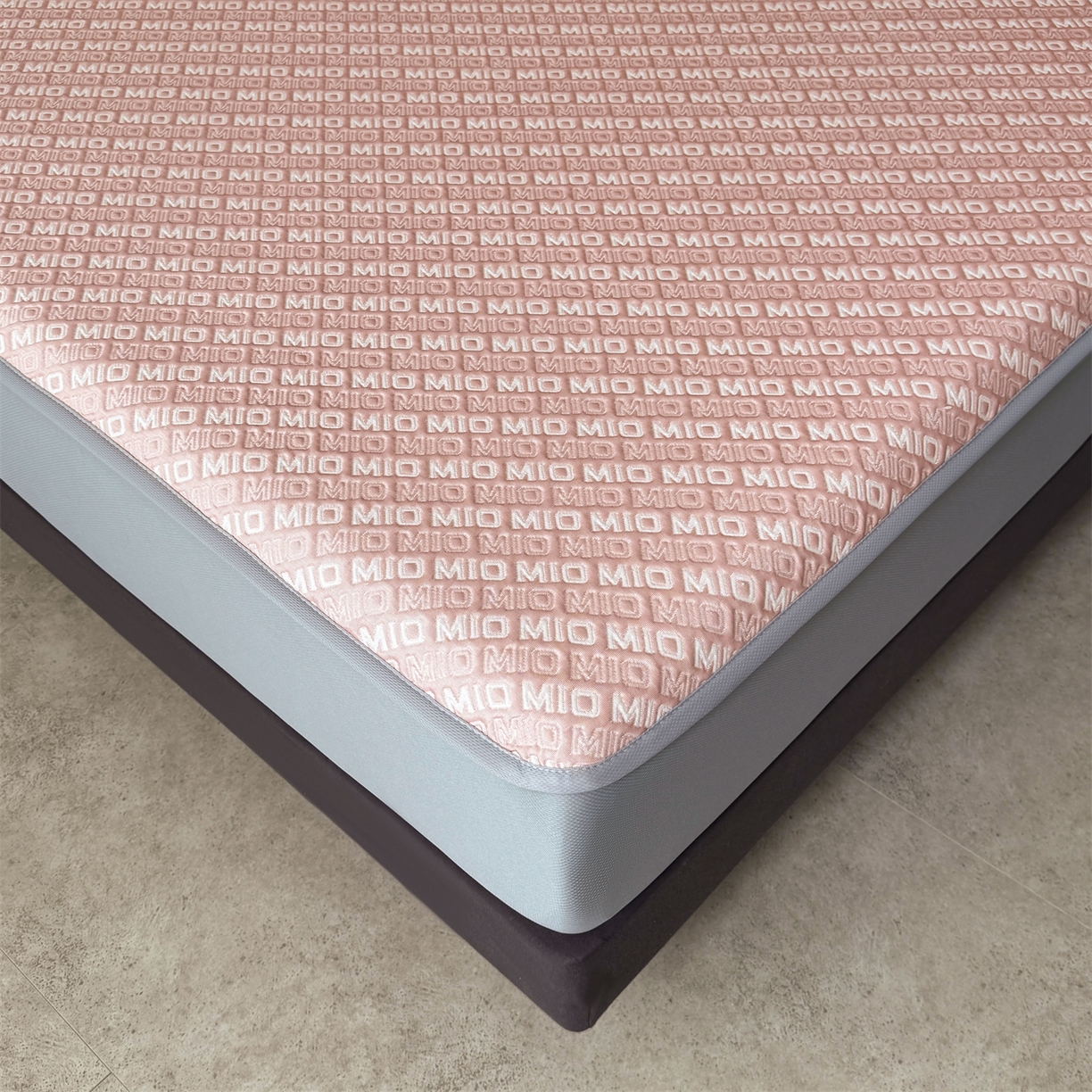 91家纺网 家纺一手货源 找家纺 源舍家纺 2026新款A类高端pe双面乙纶冰豆豆凉席空调软席摩登MIO系列（提供买家秀） 摩登MIO-粉 床笠款