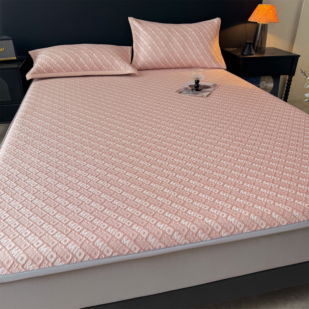 91家纺网 家纺一手货源 找家纺 源舍家纺 2026新款A类高端pe双面乙纶冰豆豆凉席空调软席摩登MIO系列（提供买家秀） 摩登MIO-粉 床笠款