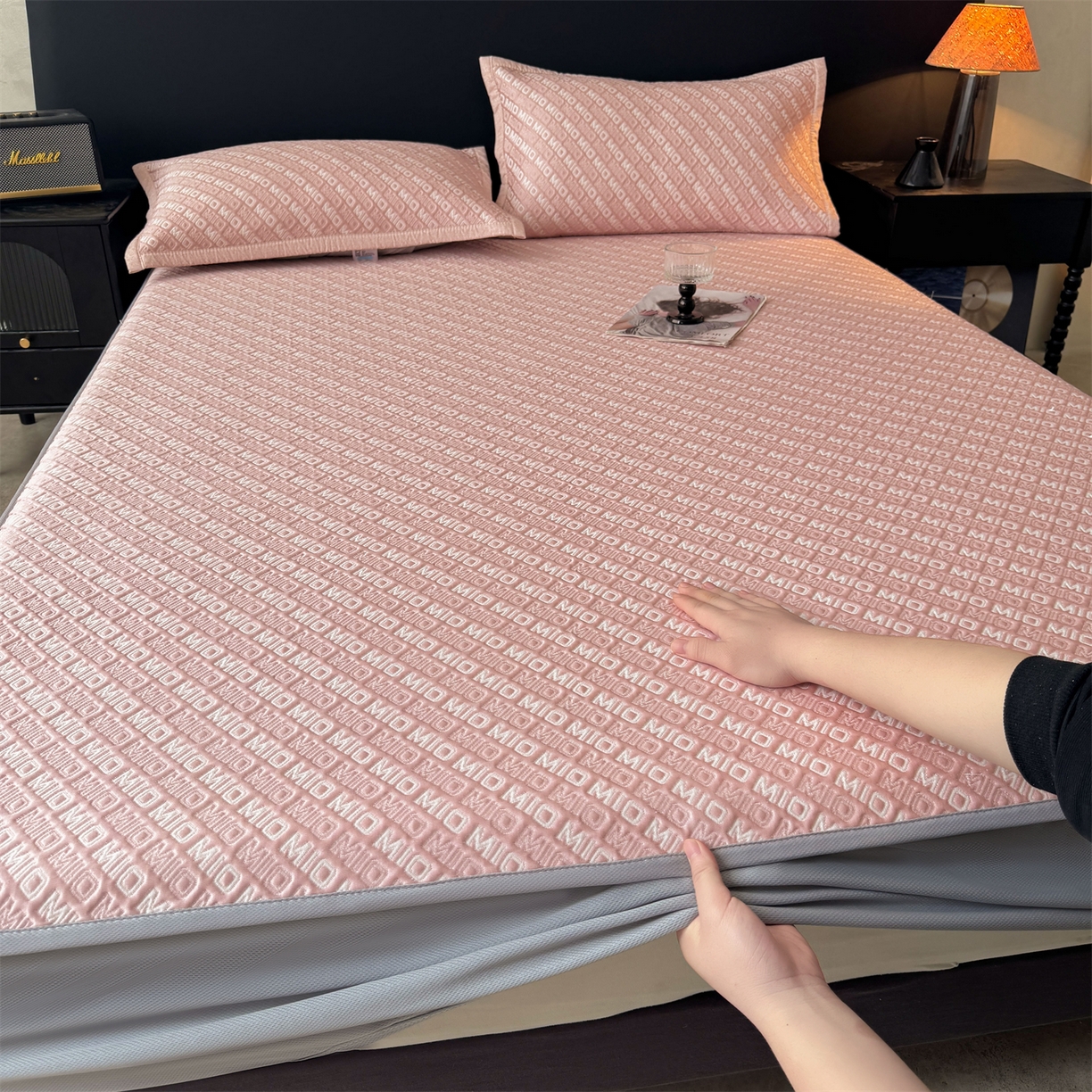 91家纺网 家纺一手货源 找家纺 源舍家纺 2026新款A类高端pe双面乙纶冰豆豆凉席空调软席摩登MIO系列（提供买家秀） 摩登MIO-粉 床笠款