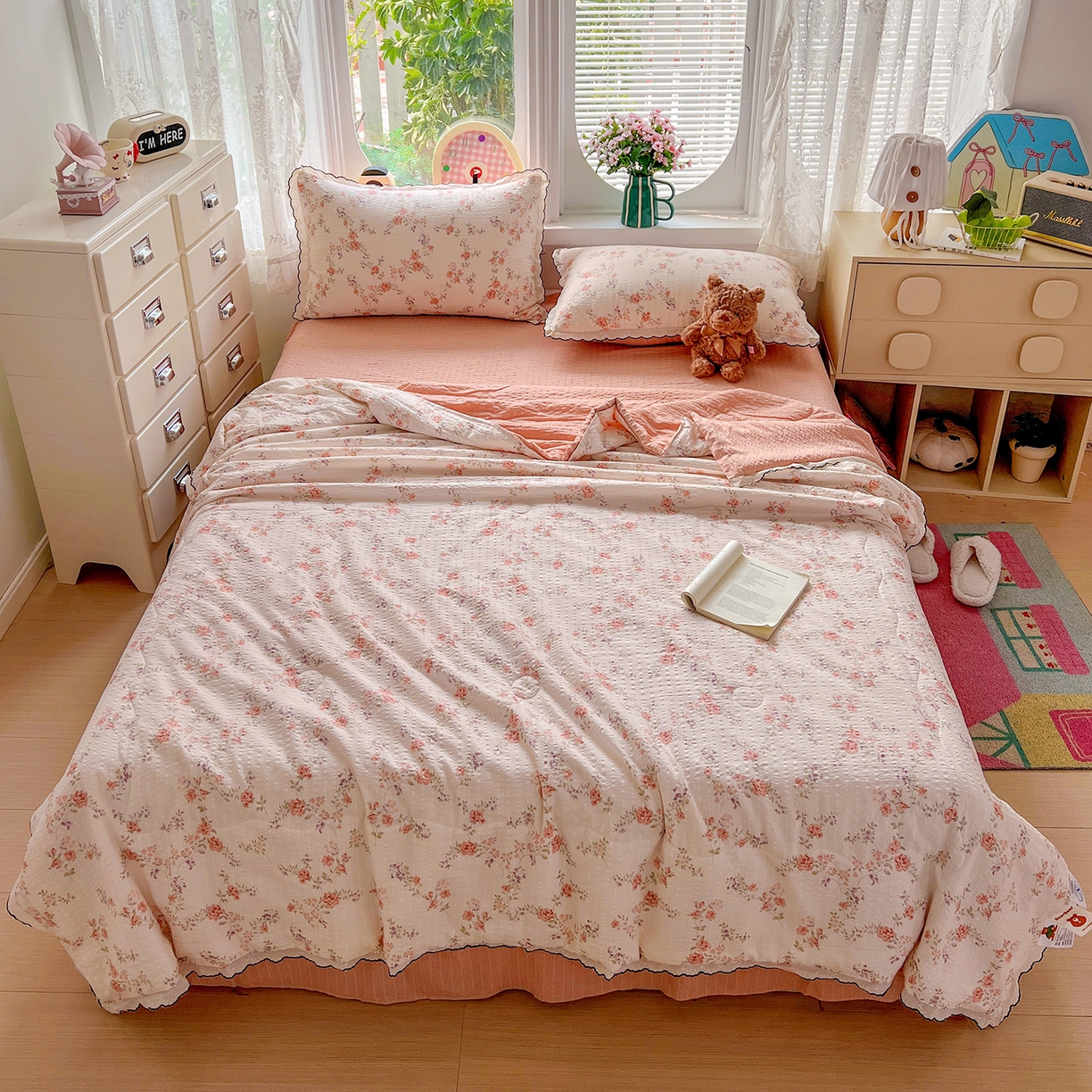 91家纺网 家纺一手货源 找家纺 金梦拉家纺 2026新款泡芙纱全棉小黑花边夏被四件套 茉之语