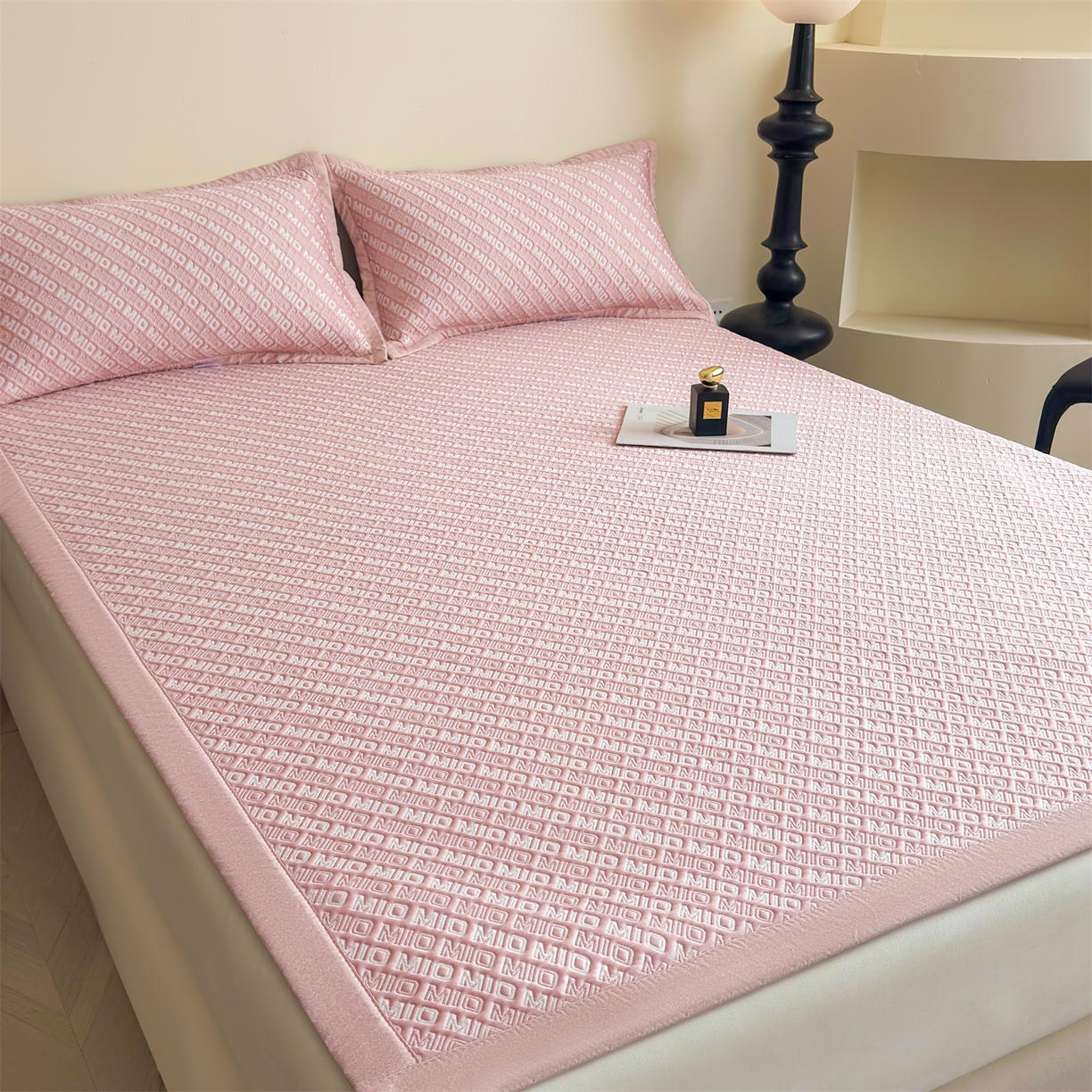 91家纺网 家纺一手货源 找家纺 源舍家纺 2026新款A类高端pe双面乙纶冰豆豆凉席空调软席摩登MIO系列（提供买家秀） 摩登MIO-粉 床席款