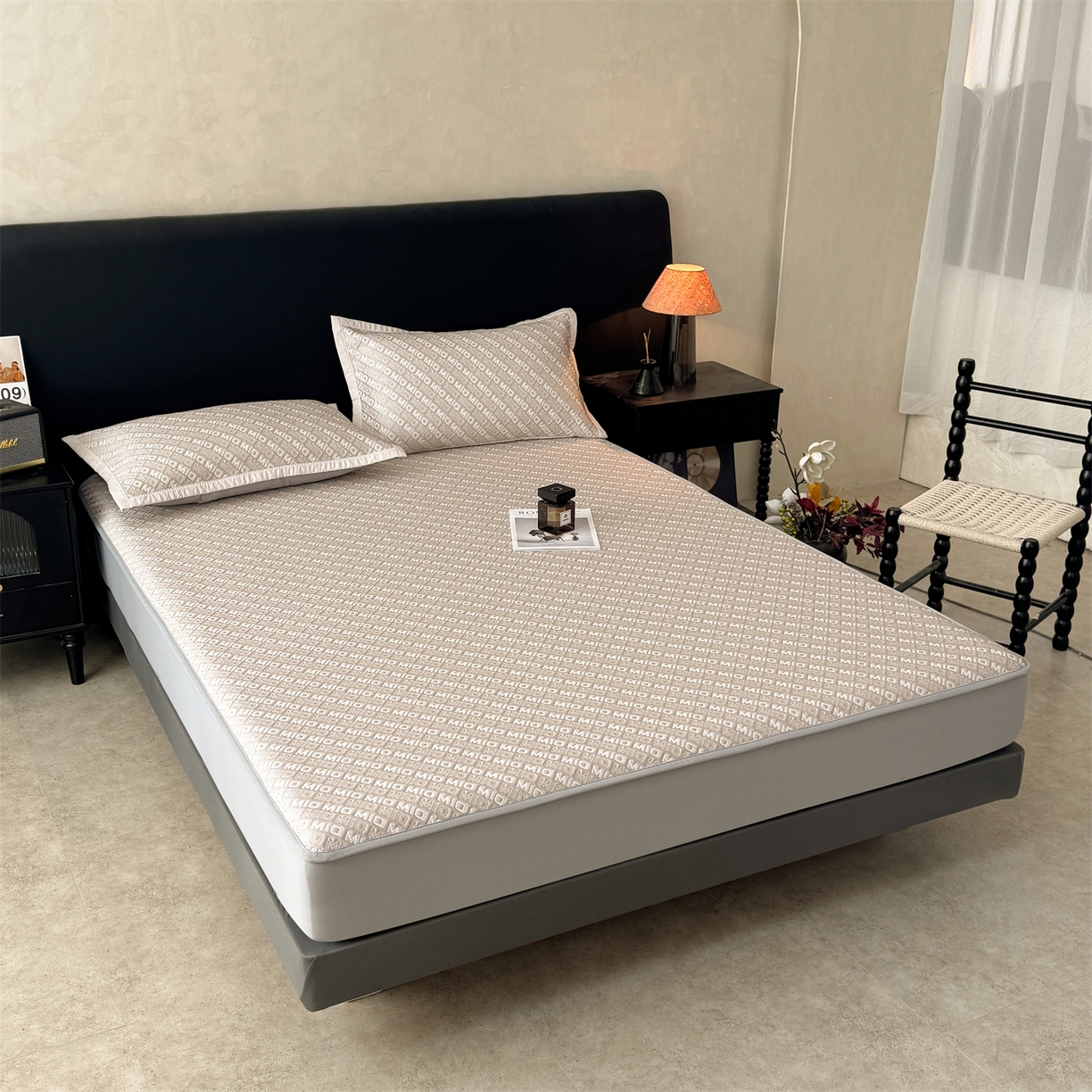 91家纺网 家纺一手货源 找家纺 源舍家纺 2026新款A类高端pe双面乙纶冰豆豆凉席空调软席摩登MIO系列（提供买家秀） 摩登MIO-卡其 床笠款