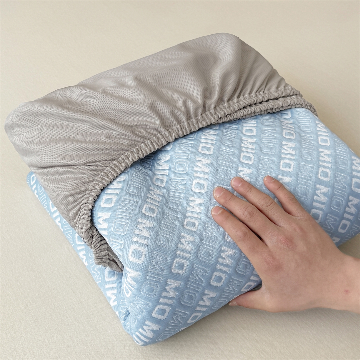 91家纺网 家纺一手货源 找家纺 源舍家纺 2026新款A类高端pe双面乙纶冰豆豆凉席空调软席摩登MIO系列（提供买家秀） 摩登MIO-蓝 床笠款