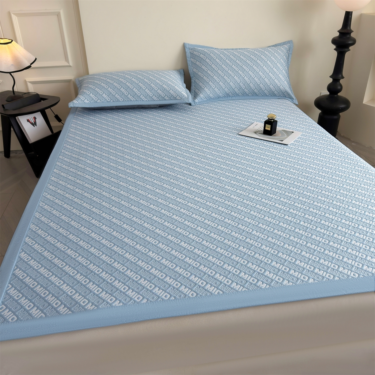 91家纺网 家纺一手货源 找家纺 源舍家纺 2026新款A类高端pe双面乙纶冰豆豆凉席空调软席摩登MIO系列（提供买家秀） 摩登MIO-蓝 床席款