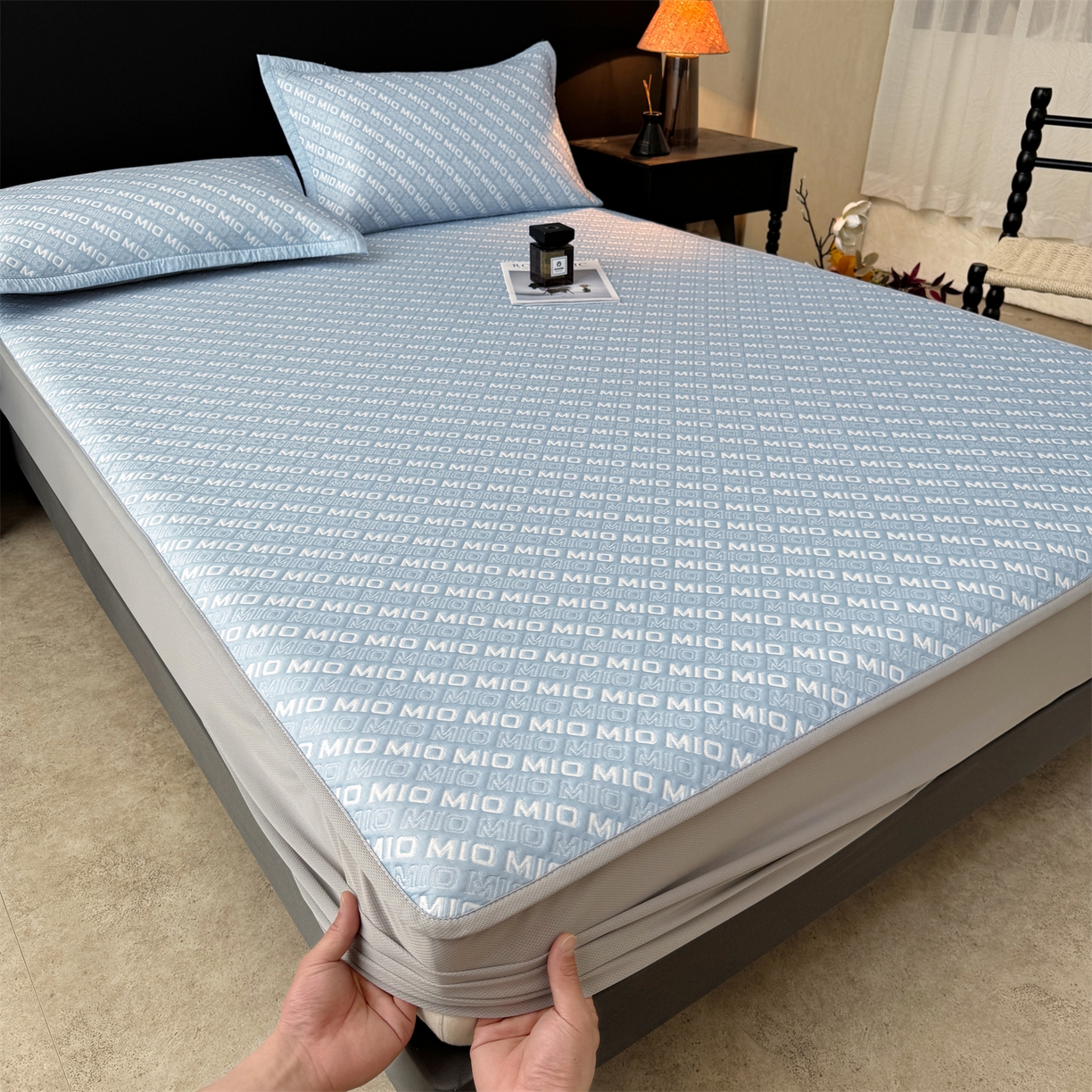 91家纺网 家纺一手货源 找家纺 源舍家纺 2026新款A类高端pe双面乙纶冰豆豆凉席空调软席摩登MIO系列（提供买家秀） 摩登MIO-蓝 床笠款