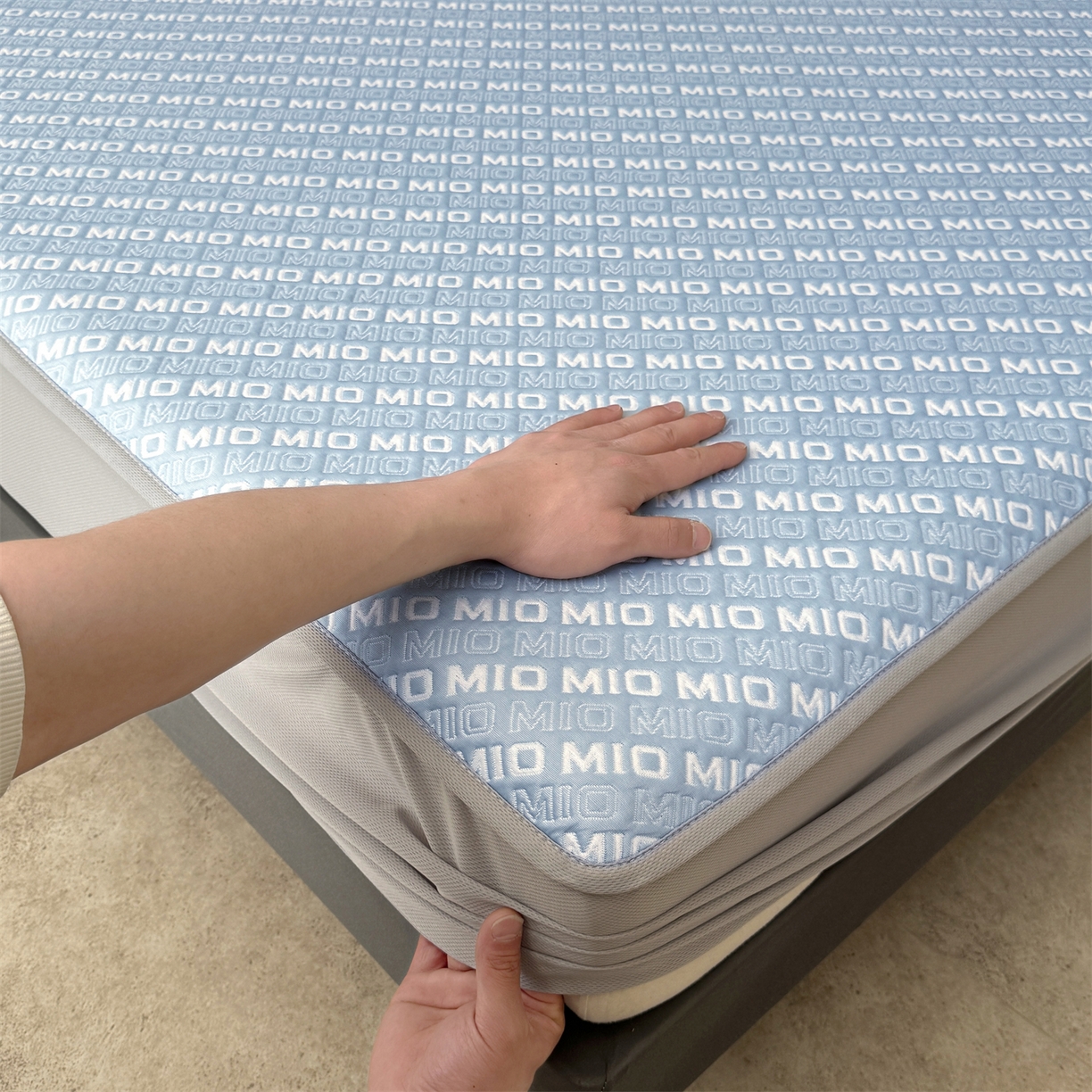 91家纺网 家纺一手货源 找家纺 源舍家纺 2026新款A类高端pe双面乙纶冰豆豆凉席空调软席摩登MIO系列（提供买家秀） 摩登MIO-蓝 床笠款