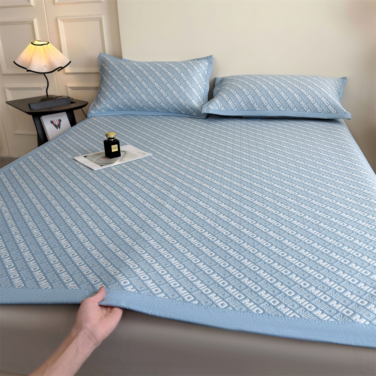 91家纺网 家纺一手货源 找家纺 源舍家纺 2026新款A类高端pe双面乙纶冰豆豆凉席空调软席摩登MIO系列（提供买家秀） 摩登MIO-蓝 床席款