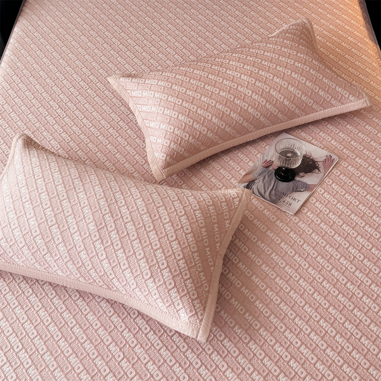 91家纺网 家纺一手货源 找家纺 源舍家纺 2026新款A类高端pe双面乙纶冰豆豆凉席空调软席摩登MIO系列（提供买家秀） 摩登MIO-粉 床笠款