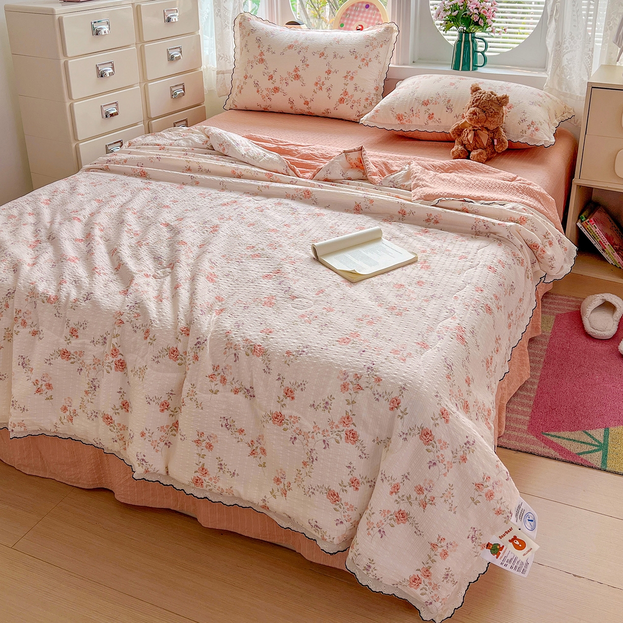 91家纺网 家纺一手货源 找家纺 金梦拉家纺 2026新款泡芙纱全棉小黑花边夏被四件套 茉之语