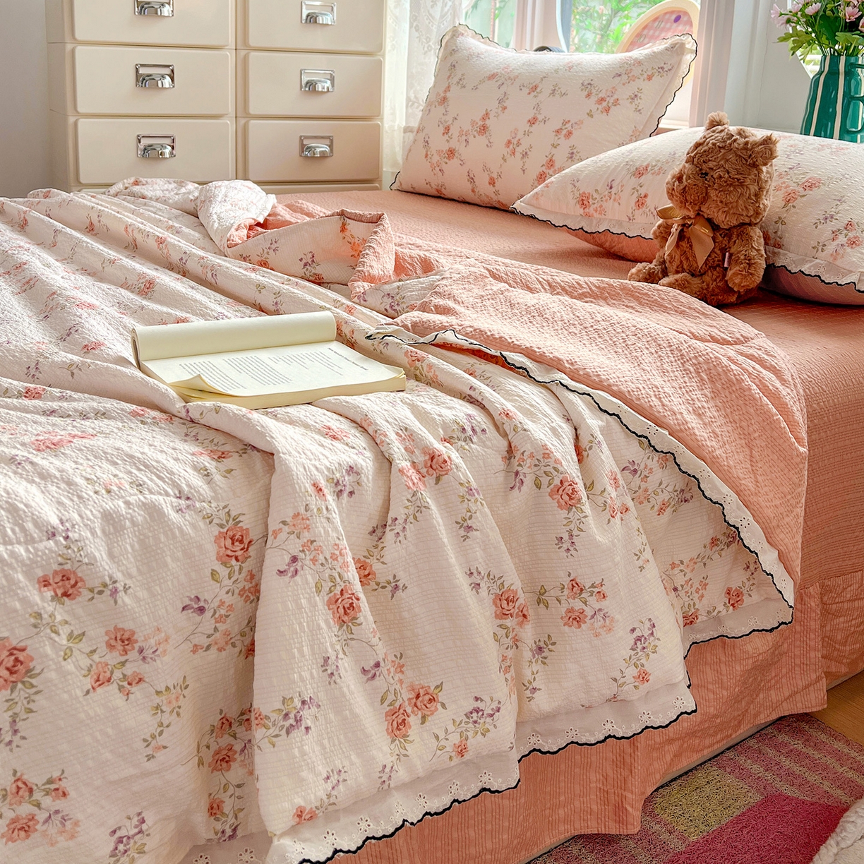 91家纺网 家纺一手货源 找家纺 金梦拉家纺 2026新款泡芙纱全棉小黑花边夏被四件套 茉之语