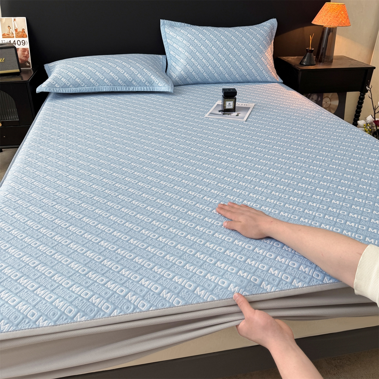 91家纺网 家纺一手货源 找家纺 源舍家纺 2026新款A类高端pe双面乙纶冰豆豆凉席空调软席摩登MIO系列（提供买家秀） 摩登MIO-蓝 床笠款