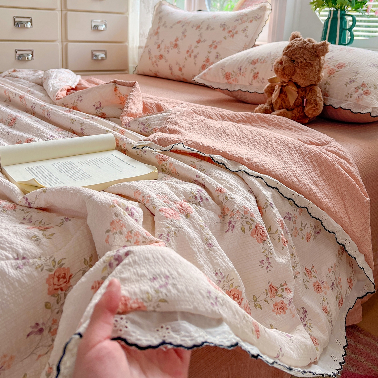 91家纺网 家纺一手货源 找家纺 金梦拉家纺 2026新款泡芙纱全棉小黑花边夏被四件套 茉之语