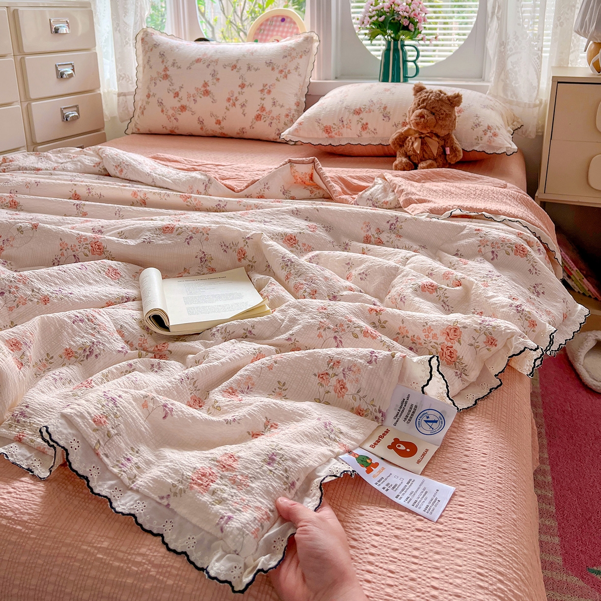 91家纺网 家纺一手货源 找家纺 金梦拉家纺 2026新款泡芙纱全棉小黑花边夏被四件套 茉之语