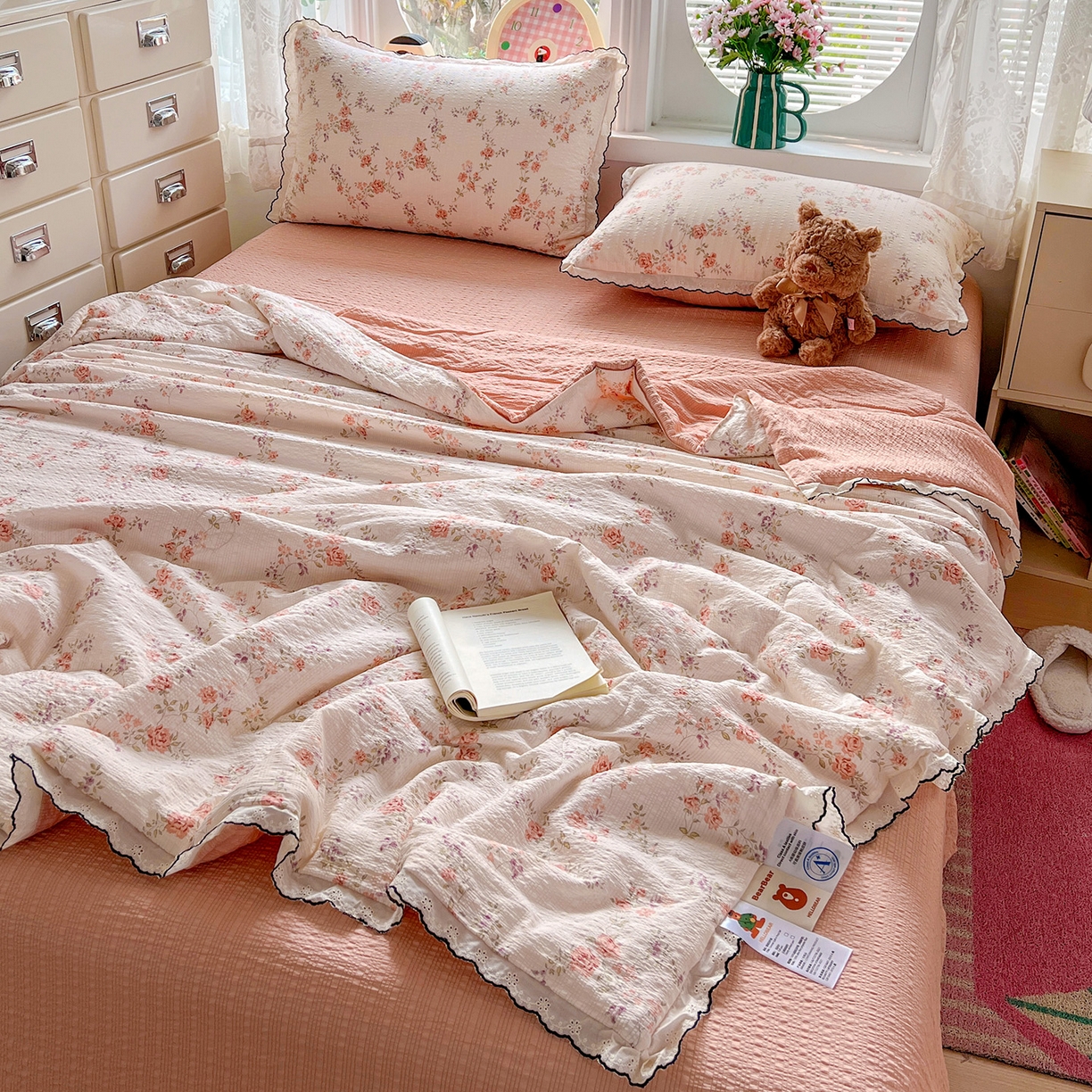 91家纺网 家纺一手货源 找家纺 金梦拉家纺 2026新款泡芙纱全棉小黑花边夏被四件套 茉之语