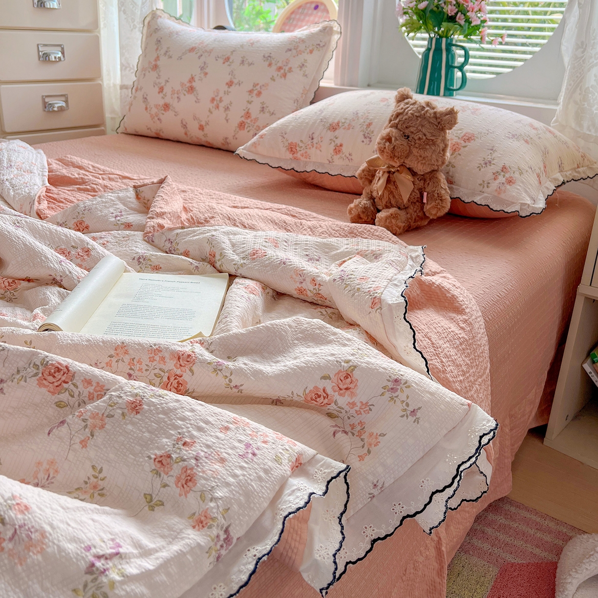 91家纺网 家纺一手货源 找家纺 金梦拉家纺 2026新款泡芙纱全棉小黑花边夏被四件套 茉之语