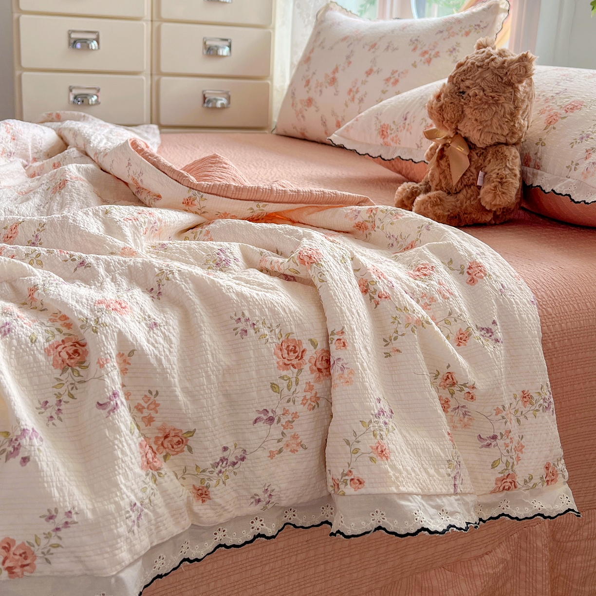 91家纺网 家纺一手货源 找家纺 金梦拉家纺 2026新款泡芙纱全棉小黑花边夏被四件套 茉之语