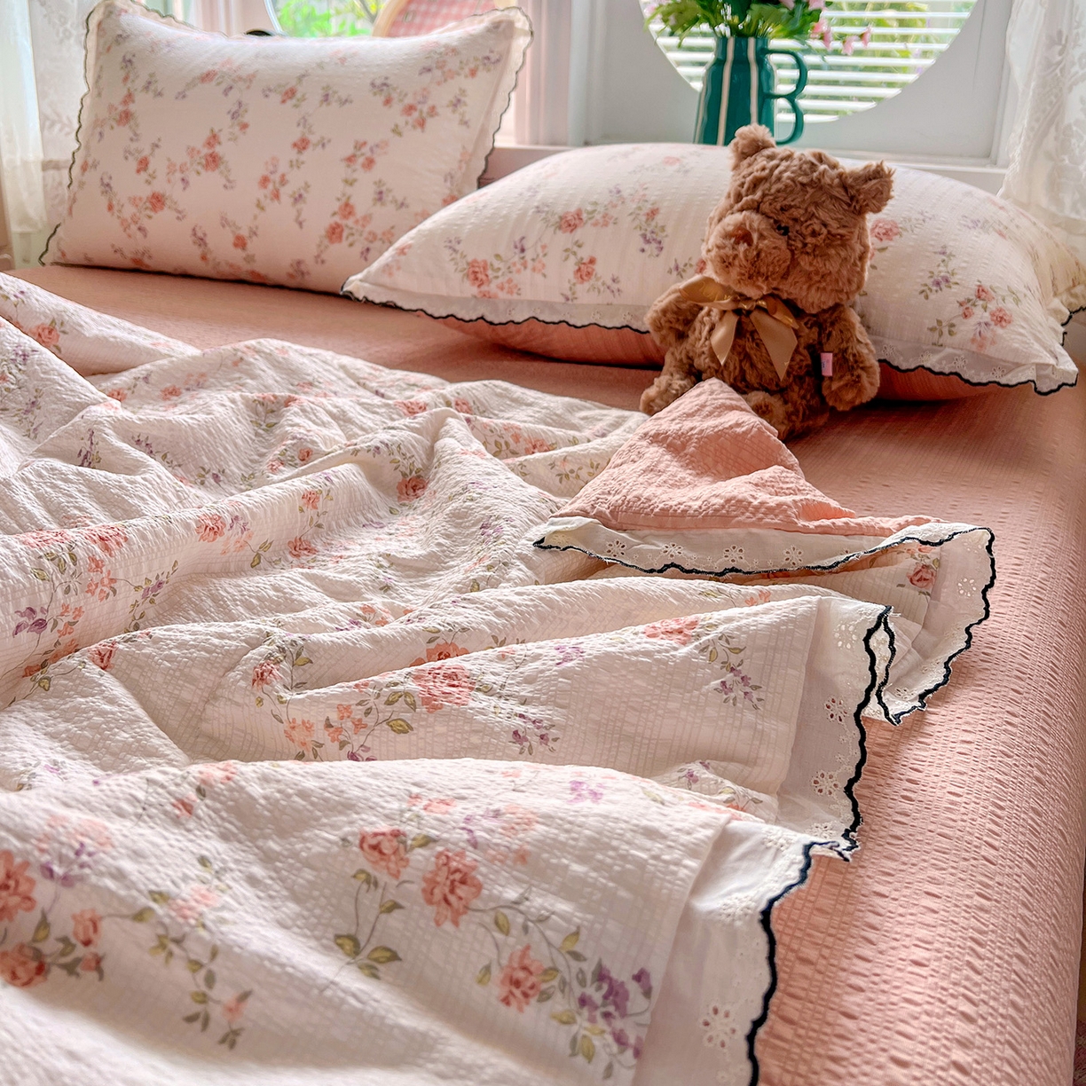 91家纺网 家纺一手货源 找家纺 金梦拉家纺 2026新款泡芙纱全棉小黑花边夏被四件套 茉之语