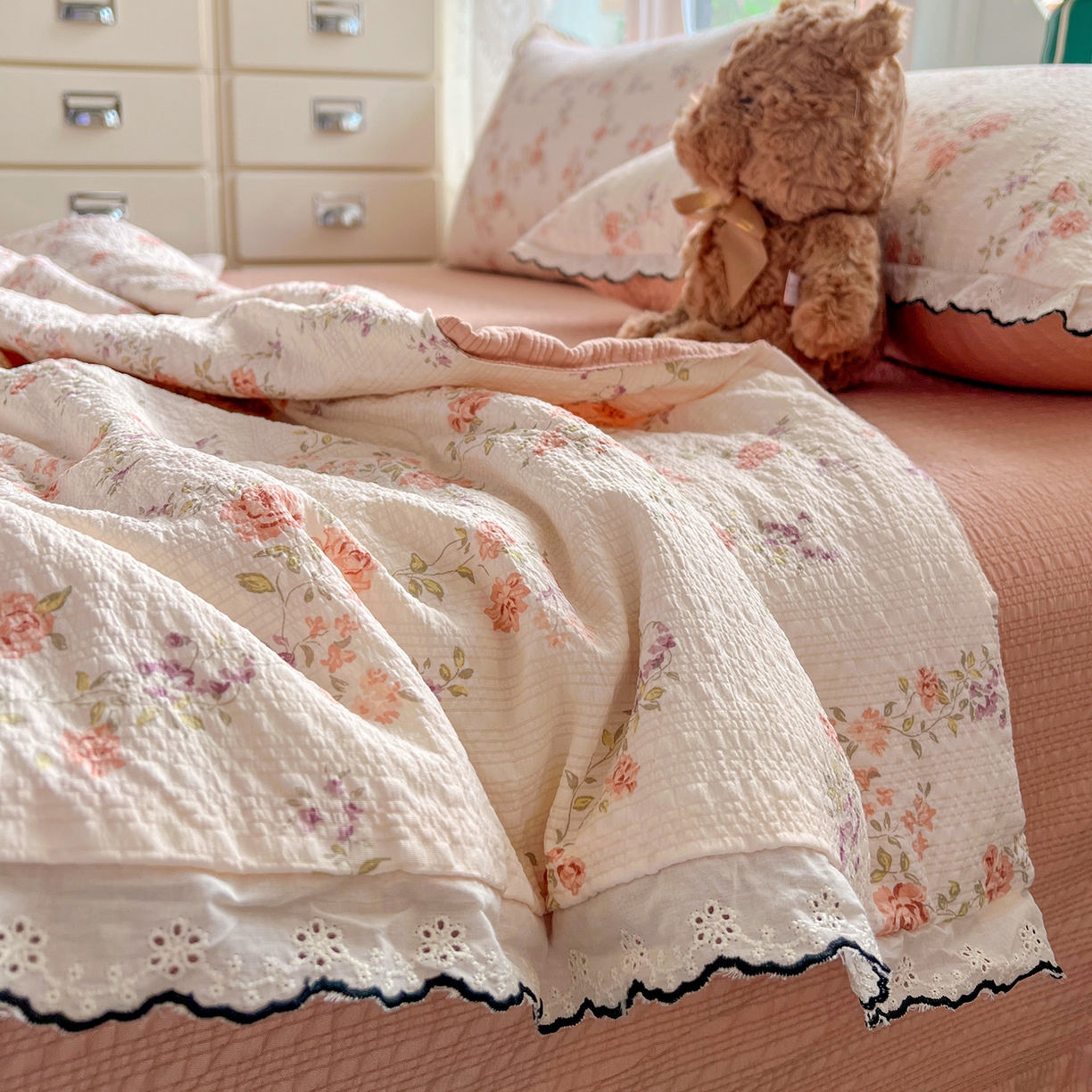 91家纺网 家纺一手货源 找家纺 金梦拉家纺 2026新款泡芙纱全棉小黑花边夏被四件套 茉之语