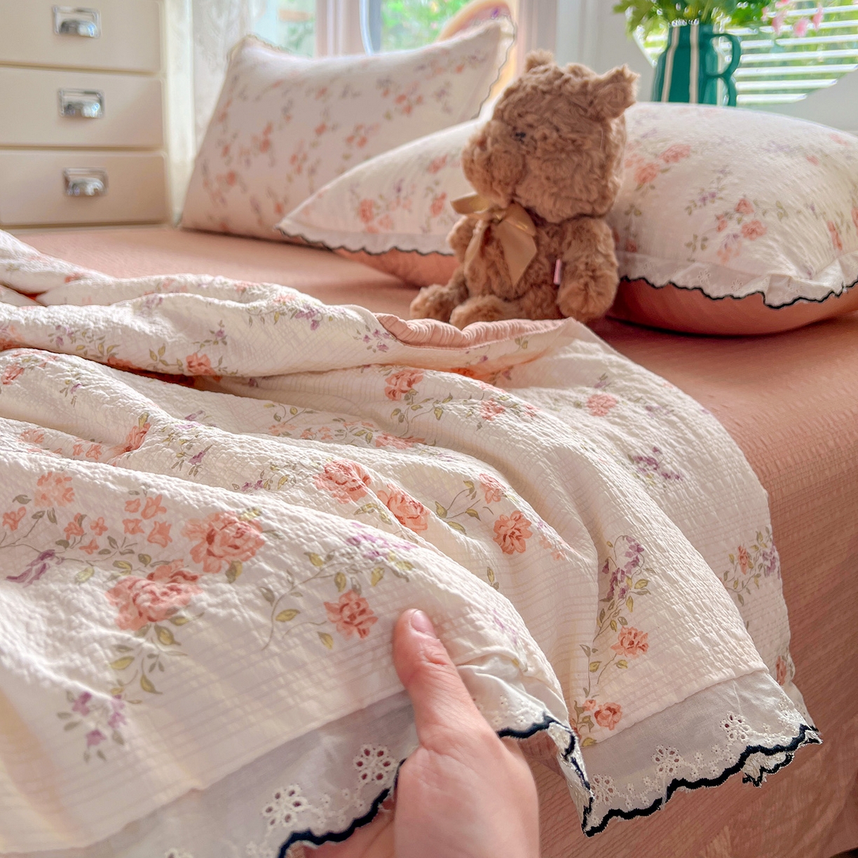 91家纺网 家纺一手货源 找家纺 金梦拉家纺 2026新款泡芙纱全棉小黑花边夏被四件套 茉之语