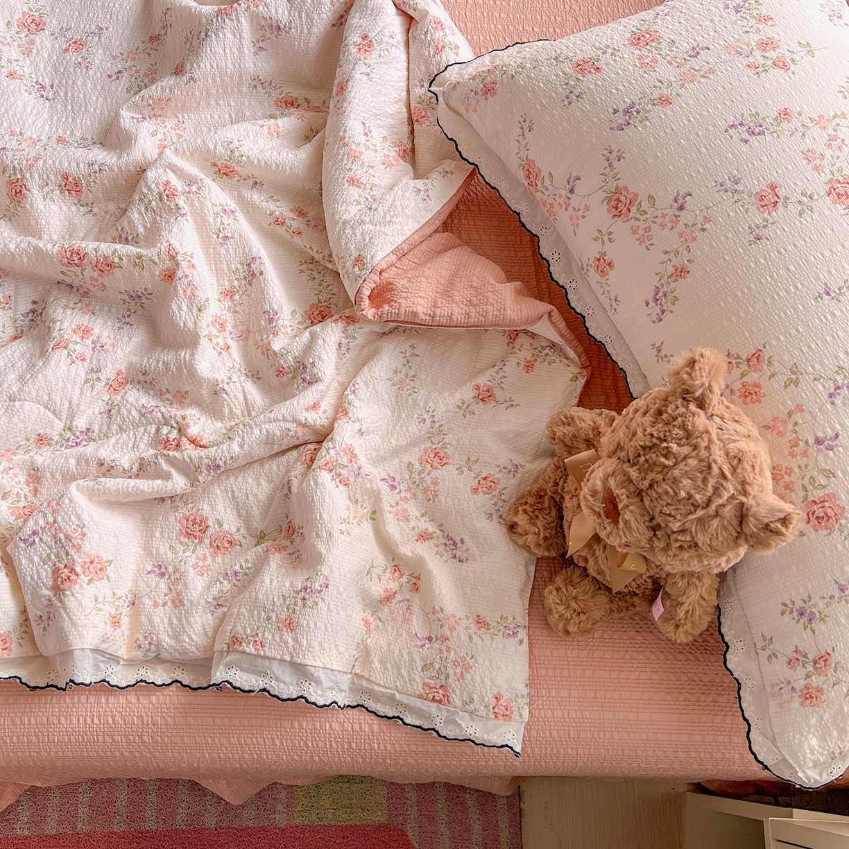 91家纺网 家纺一手货源 找家纺 金梦拉家纺 2026新款泡芙纱全棉小黑花边夏被四件套 茉之语