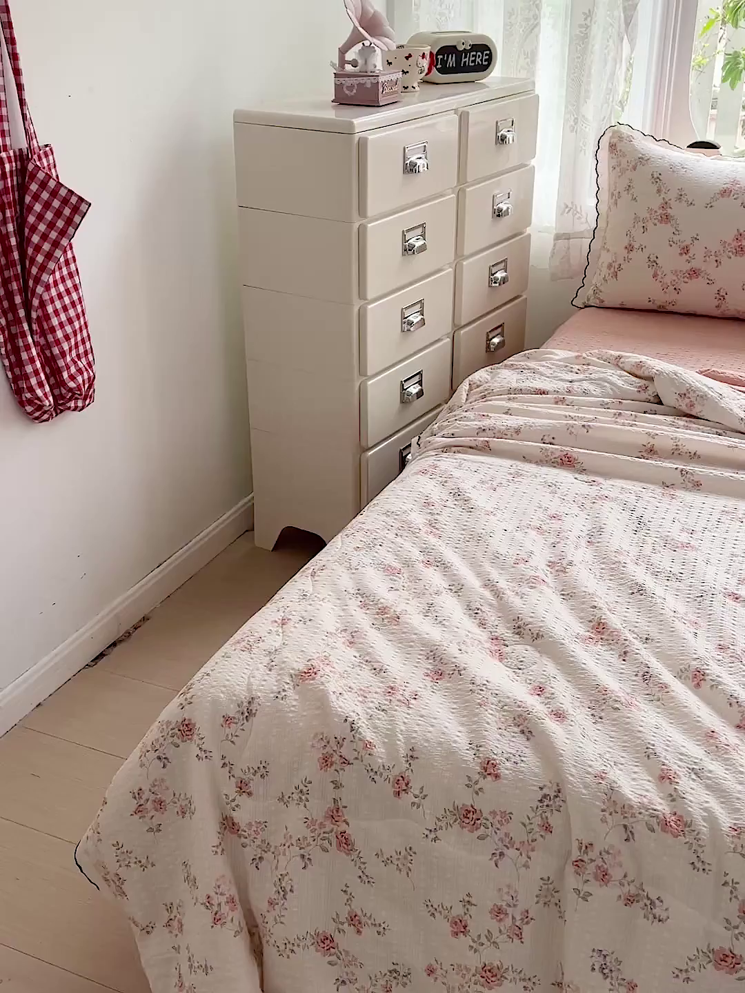 91家纺网 家纺一手货源 找家纺 金梦拉家纺 2026新款泡芙纱全棉小黑花边夏被四件套 茉之语