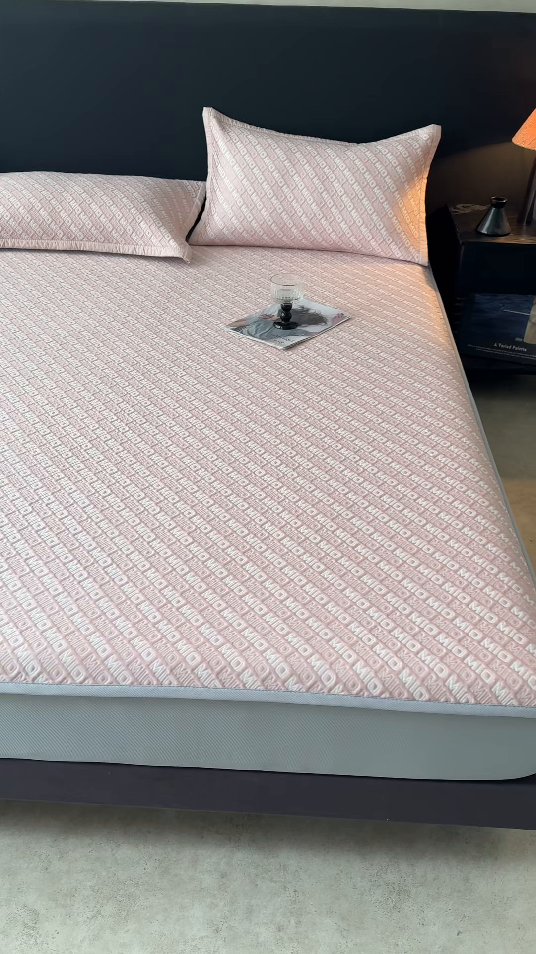 91家纺网 家纺一手货源 找家纺 源舍家纺 2026新款A类高端pe双面乙纶冰豆豆凉席空调软席摩登MIO系列（提供买家秀） 摩登MIO-粉 床笠款