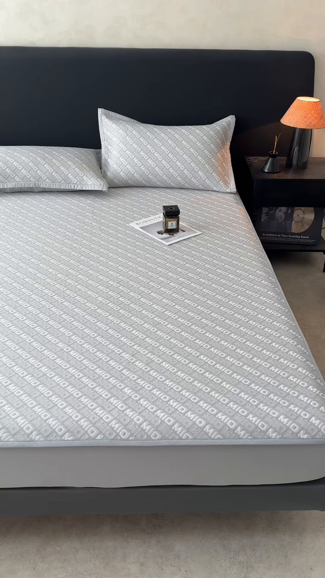 91家纺网 家纺一手货源 找家纺 源舍家纺 2026新款A类高端pe双面乙纶冰豆豆凉席空调软席摩登MIO系列（提供买家秀） 摩登MIO-灰 床笠款