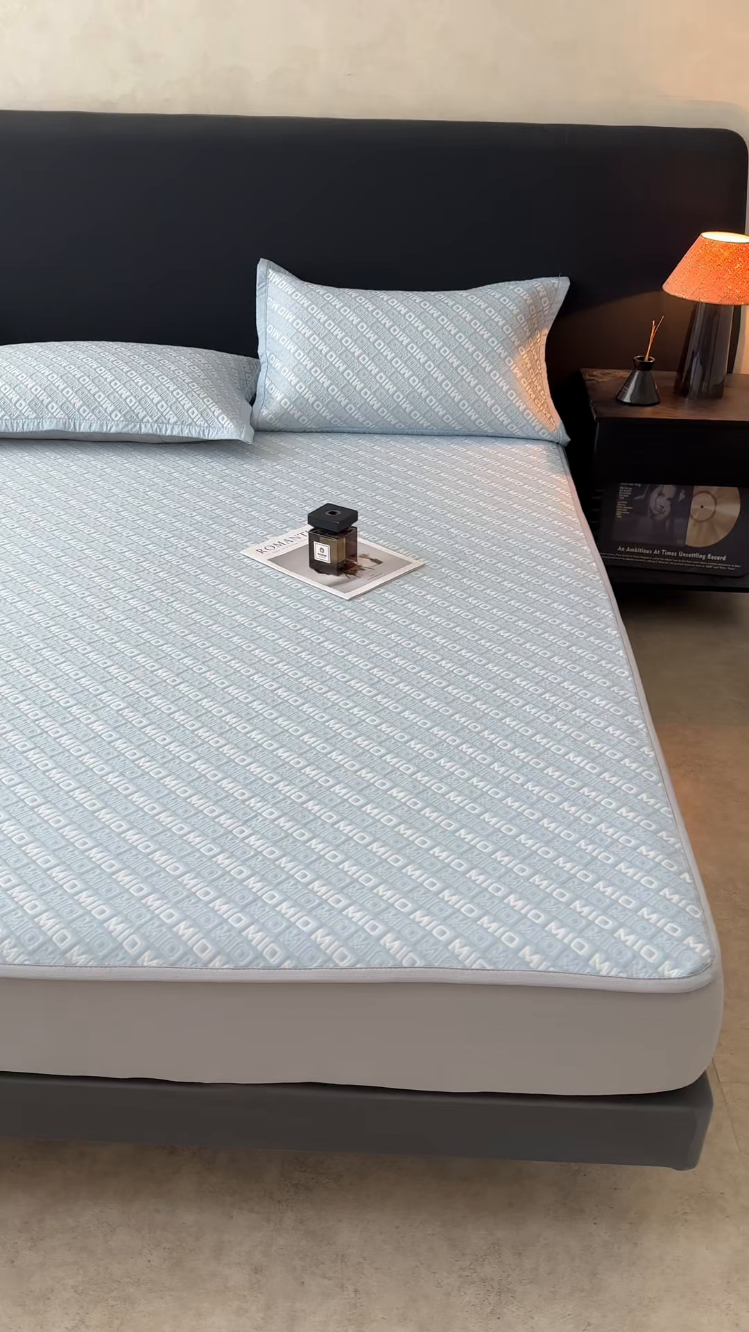 91家纺网 家纺一手货源 找家纺 源舍家纺 2026新款A类高端pe双面乙纶冰豆豆凉席空调软席摩登MIO系列（提供买家秀） 摩登MIO-蓝 床笠款