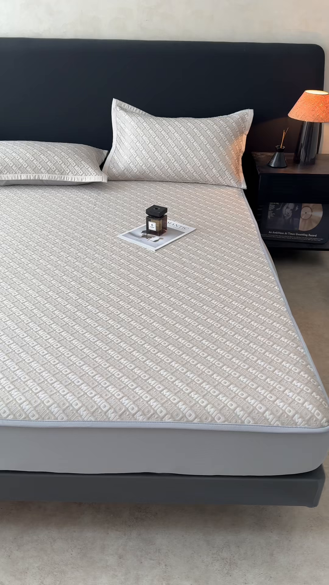 91家纺网 家纺一手货源 找家纺 源舍家纺 2026新款A类高端pe双面乙纶冰豆豆凉席空调软席摩登MIO系列（提供买家秀） 摩登MIO-卡其 床笠款