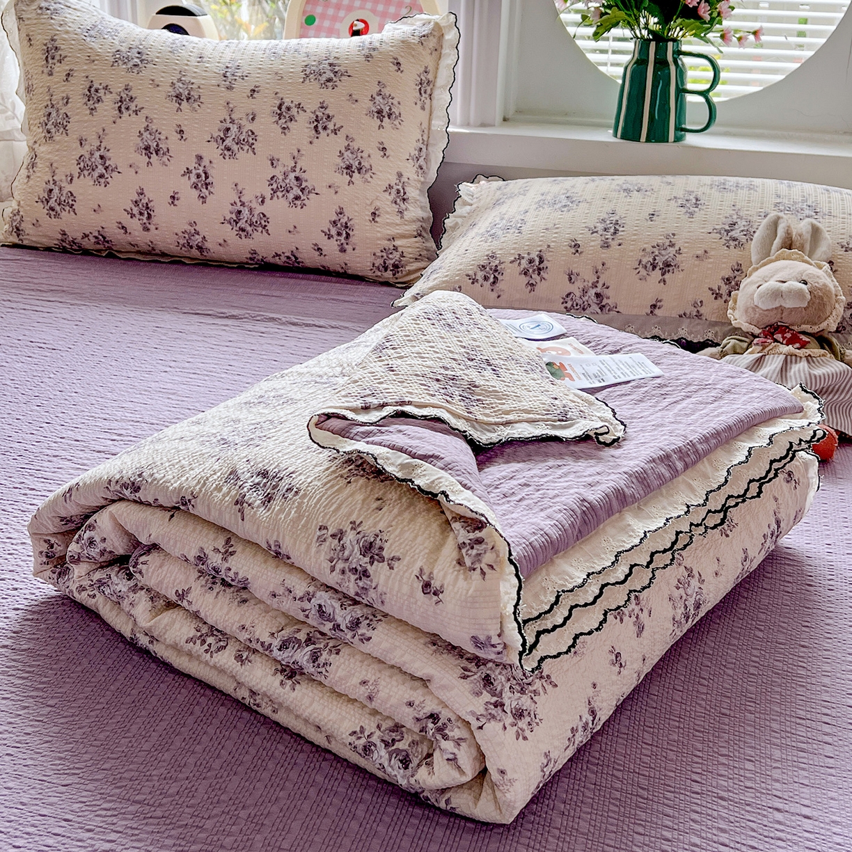 金梦拉家纺 2026新款泡芙纱全棉小黑花边夏被四件套 素韵花开