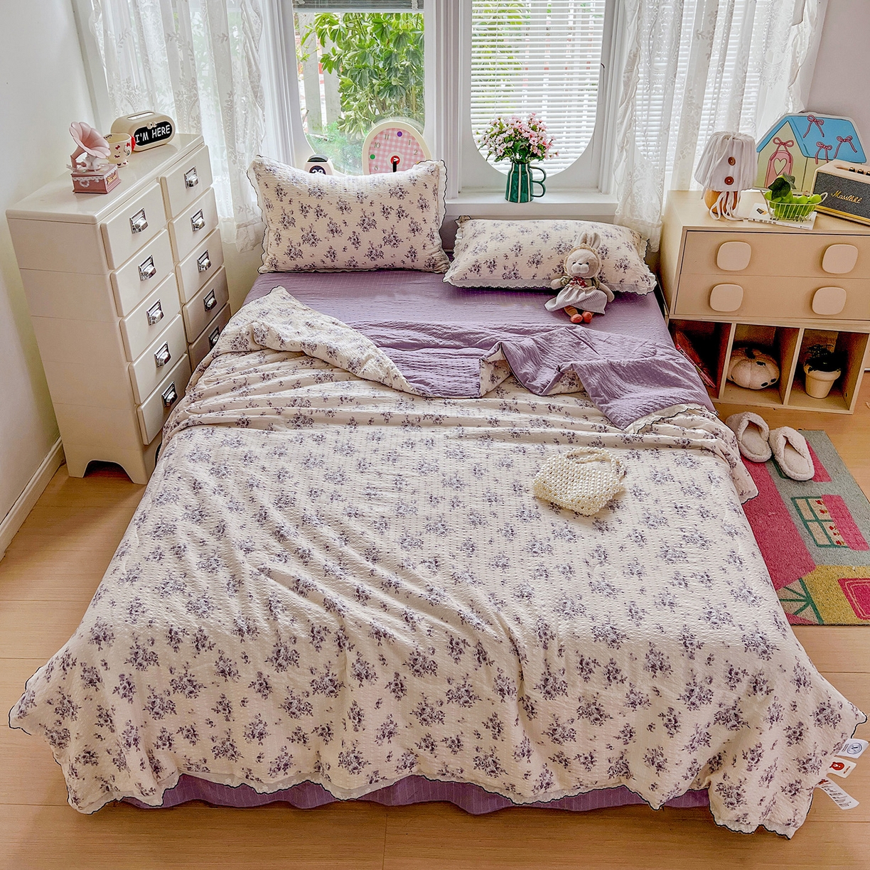 91家纺网 家纺一手货源 找家纺 金梦拉家纺 2026新款泡芙纱全棉小黑花边夏被四件套 素韵花开