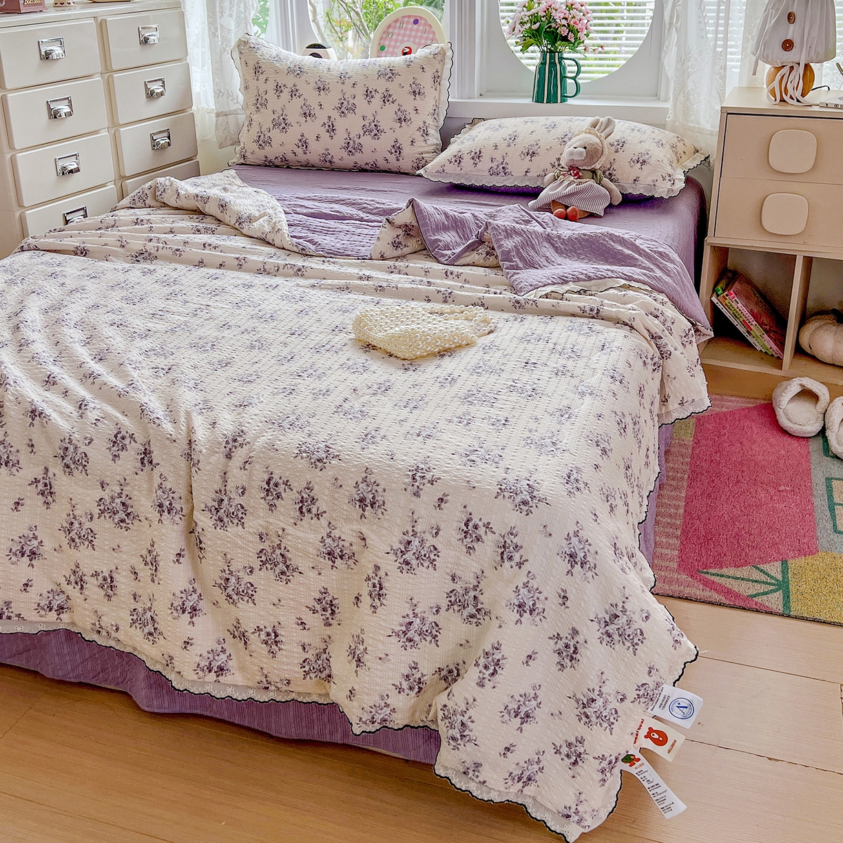 91家纺网 家纺一手货源 找家纺 金梦拉家纺 2026新款泡芙纱全棉小黑花边夏被四件套 素韵花开