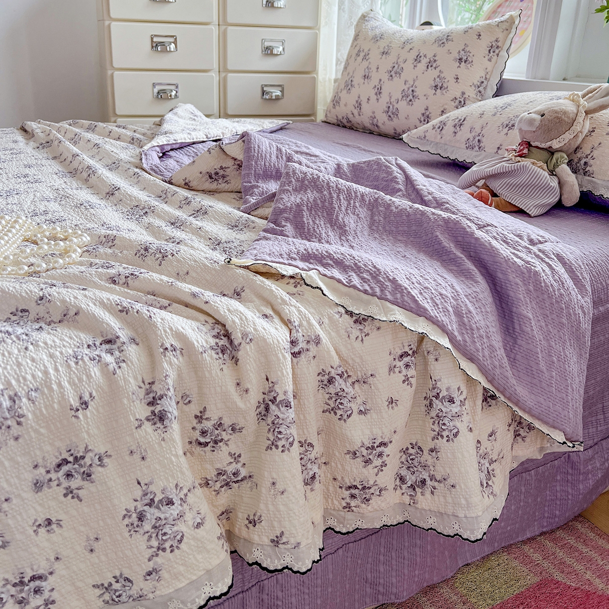 91家纺网 家纺一手货源 找家纺 金梦拉家纺 2026新款泡芙纱全棉小黑花边夏被四件套 素韵花开