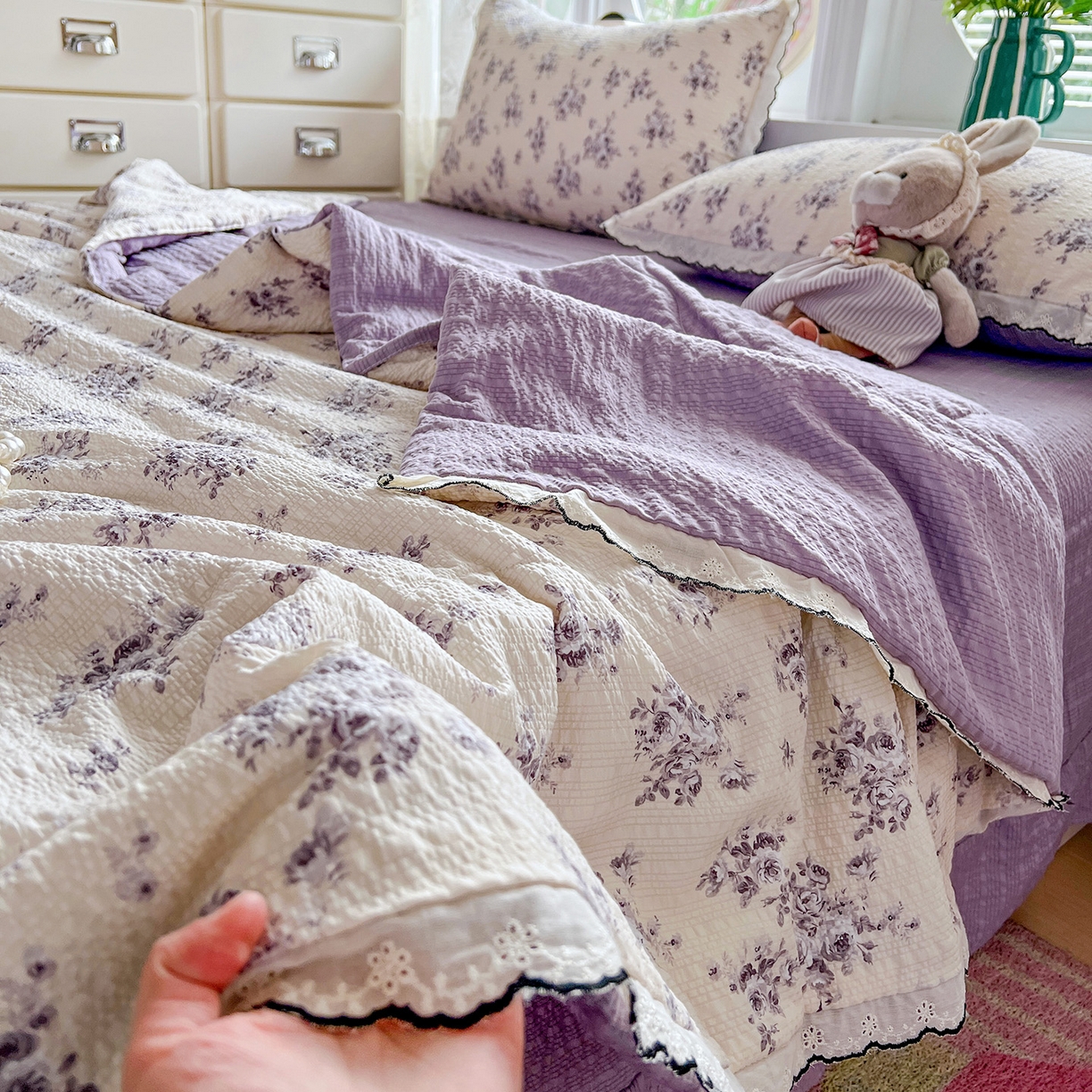 91家纺网 家纺一手货源 找家纺 金梦拉家纺 2026新款泡芙纱全棉小黑花边夏被四件套 素韵花开