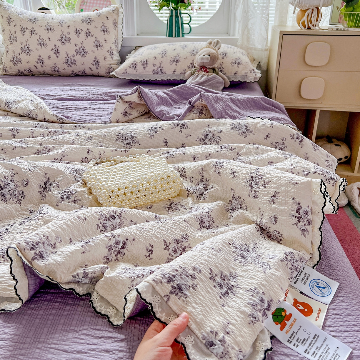 91家纺网 家纺一手货源 找家纺 金梦拉家纺 2026新款泡芙纱全棉小黑花边夏被四件套 素韵花开