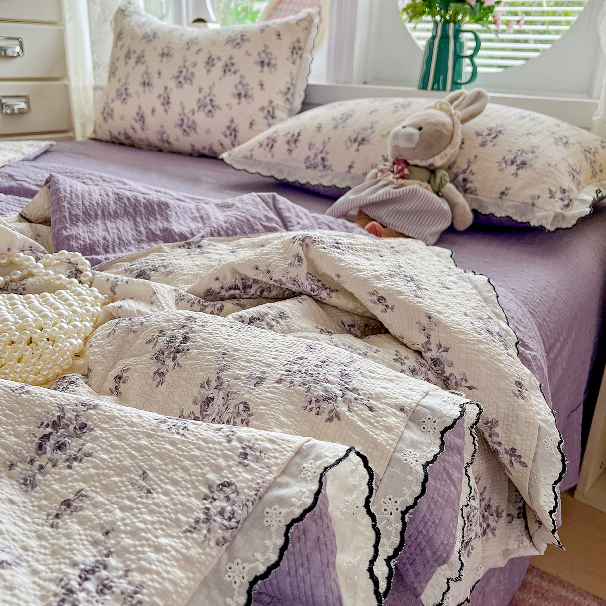 91家纺网 家纺一手货源 找家纺 金梦拉家纺 2026新款泡芙纱全棉小黑花边夏被四件套 素韵花开