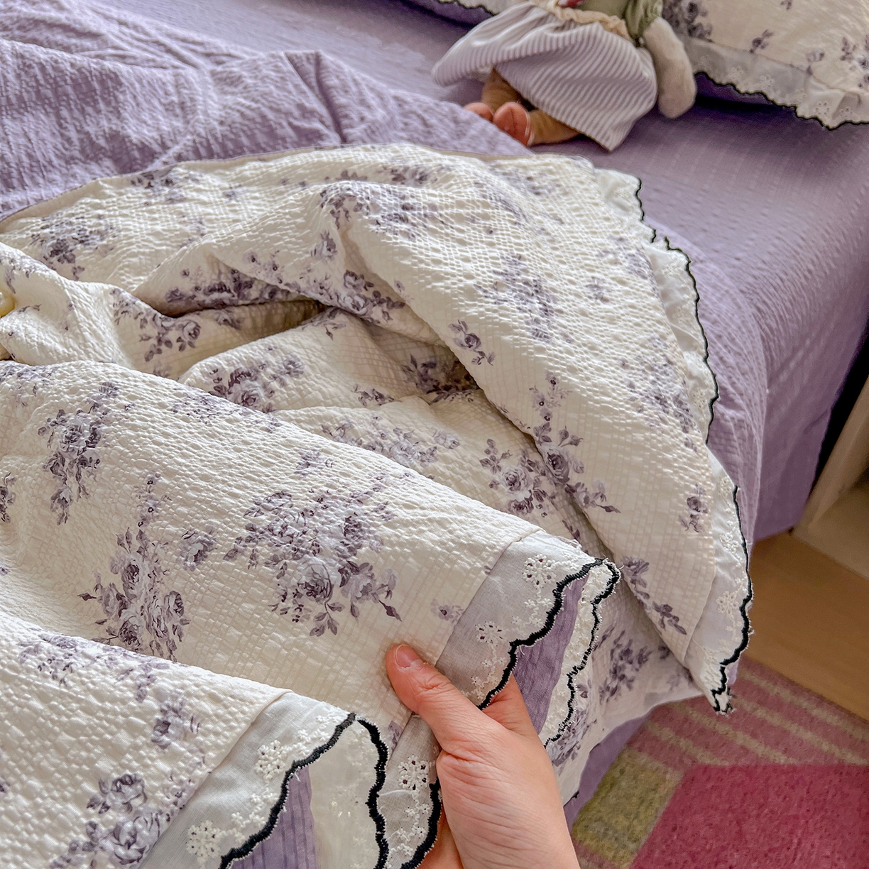 91家纺网 家纺一手货源 找家纺 金梦拉家纺 2026新款泡芙纱全棉小黑花边夏被四件套 素韵花开