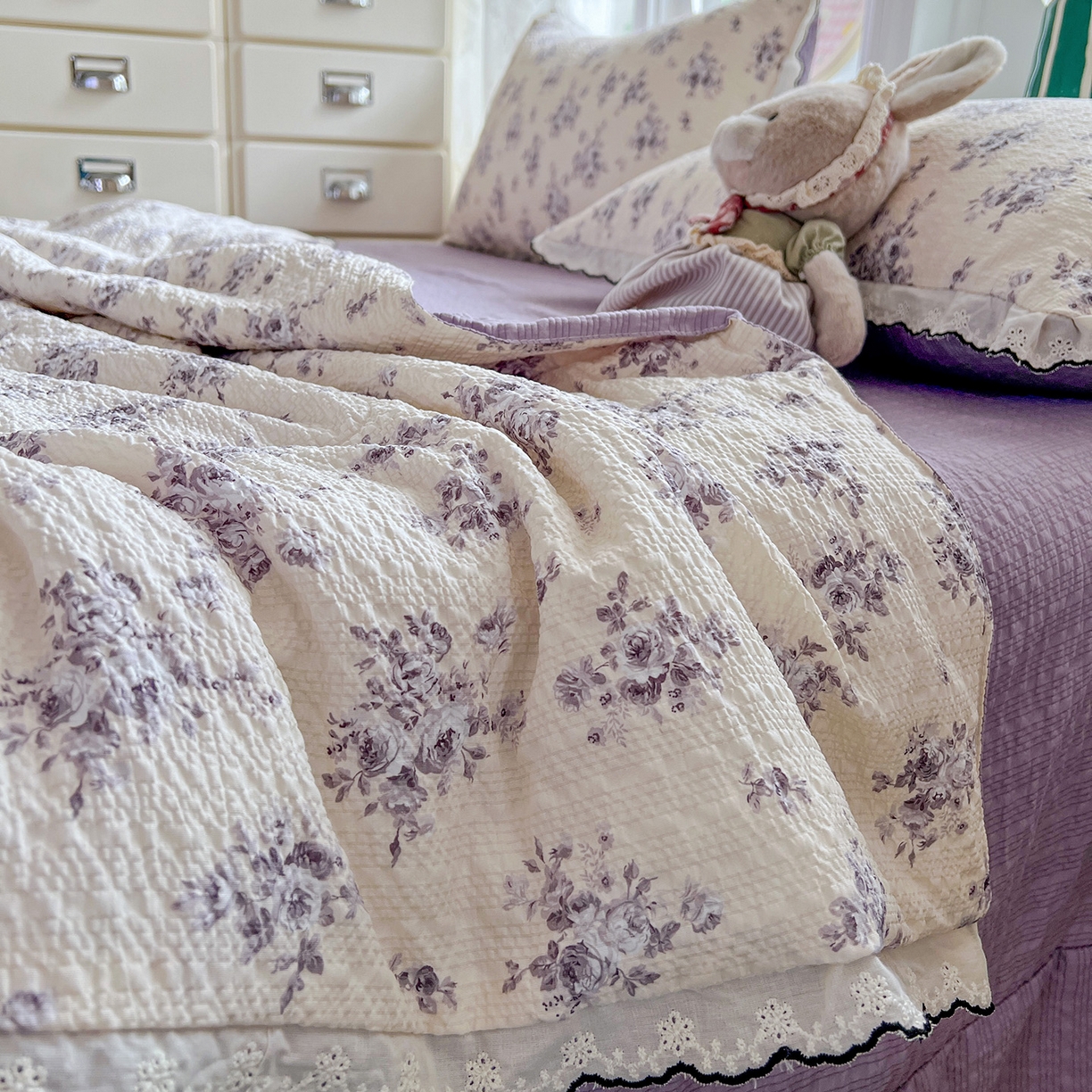 91家纺网 家纺一手货源 找家纺 金梦拉家纺 2026新款泡芙纱全棉小黑花边夏被四件套 素韵花开