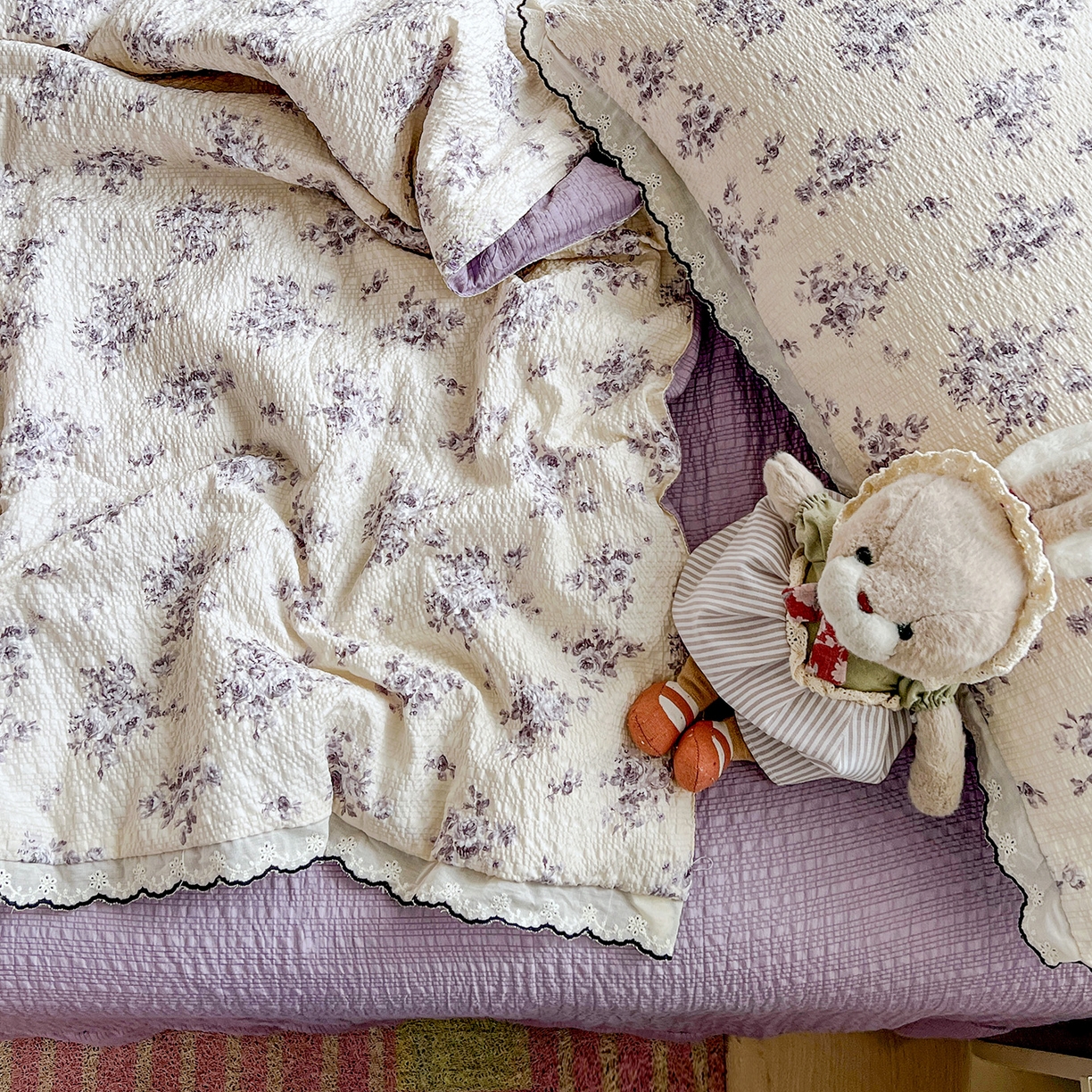 91家纺网 家纺一手货源 找家纺 金梦拉家纺 2026新款泡芙纱全棉小黑花边夏被四件套 素韵花开