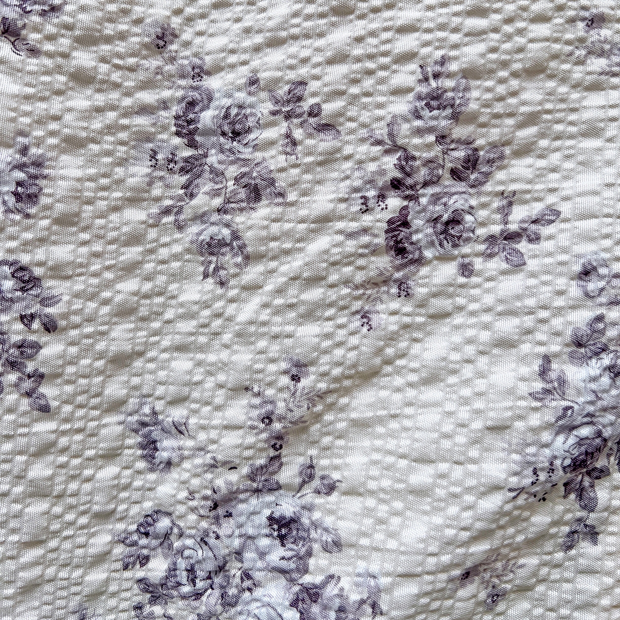 91家纺网 家纺一手货源 找家纺 金梦拉家纺 2026新款泡芙纱全棉小黑花边夏被四件套 素韵花开