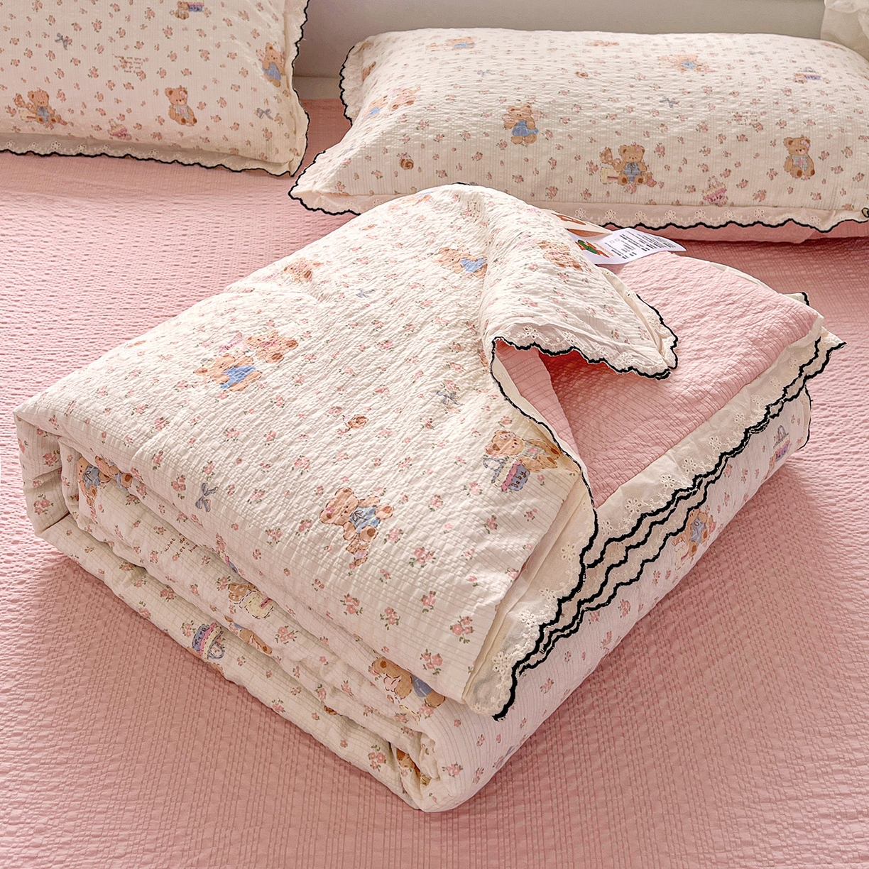 金梦拉家纺 2026新款泡芙纱全棉小黑花边夏被四件套 碎花熊