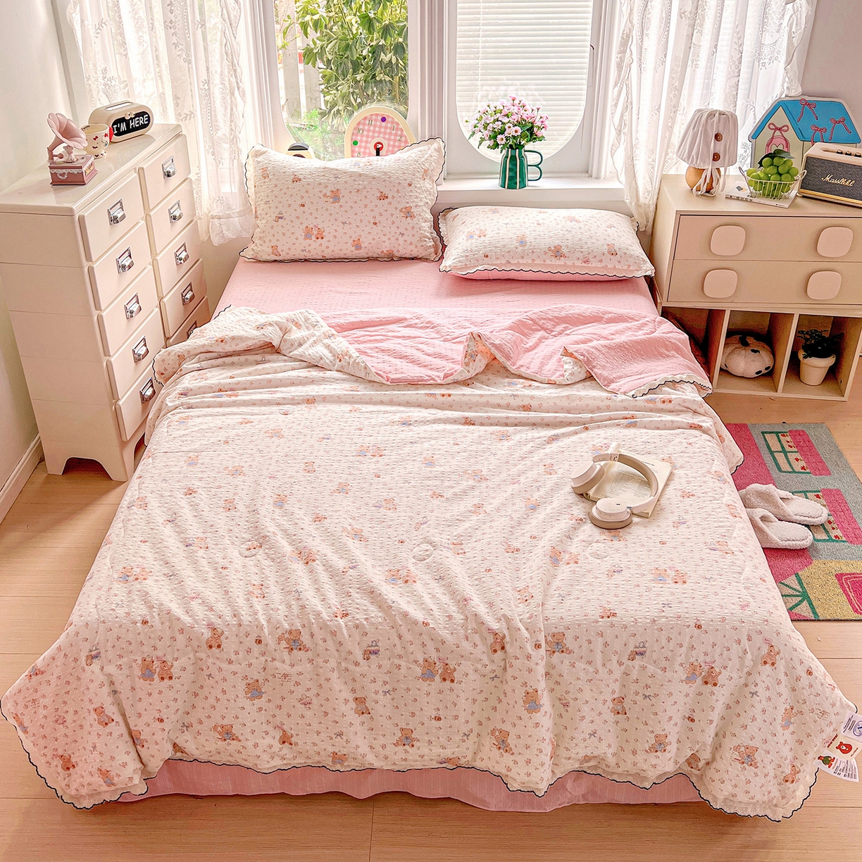 91家纺网 家纺一手货源 找家纺 金梦拉家纺 2026新款泡芙纱全棉小黑花边夏被四件套 碎花熊