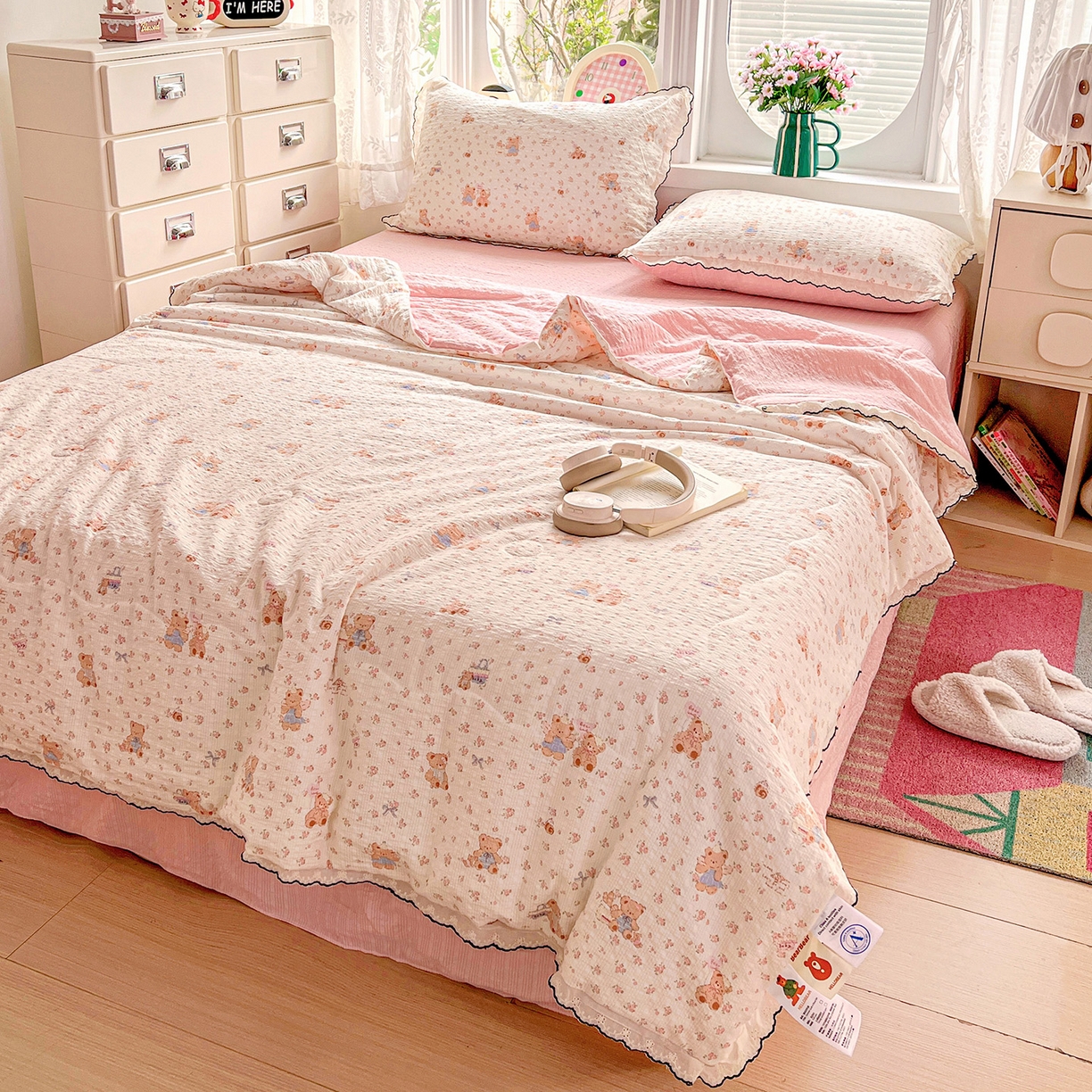 91家纺网 家纺一手货源 找家纺 金梦拉家纺 2026新款泡芙纱全棉小黑花边夏被四件套 碎花熊